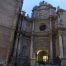 Justo al lado del Micalet se encuentra la puerta principal de la Catedral, llamada Puerta de los Hierros por la reja de hierro que circunda el atrio de entrada