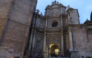 Justo al lado del Micalet se encuentra la puerta principal de la Catedral, llamada Puerta de los Hierros por la reja de hierro que circunda el atrio de entrada